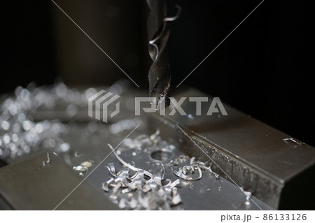 ボール盤で穴あけ作業 86133126