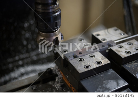 マシニングセンターで表面切削 マシニングセンターで表面切削 86133145