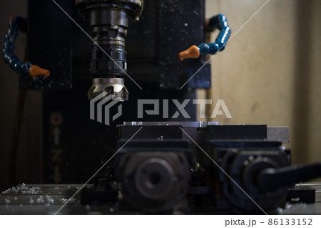 マシニングセンターで表面切削 86133152