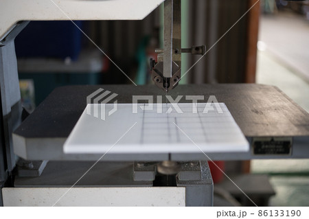 コンタマシーンで必要寸法に切断作業 86133190