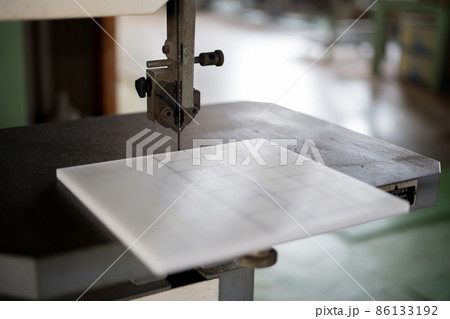 コンタマシーンで必要寸法に切断作業 86133192