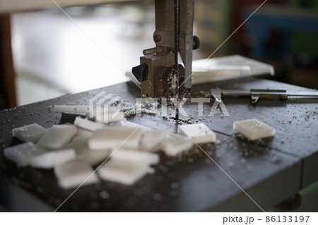コンタマシーンで樹脂材料の切断作業 86133197
