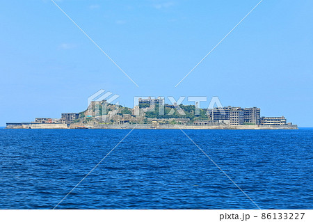 【長崎県】快晴下の軍艦島（端島　産業革命遺産） 86133227