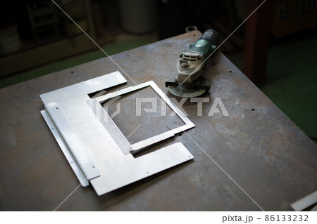 プラズマ切断機でステンレスの板を切断作業 86133232