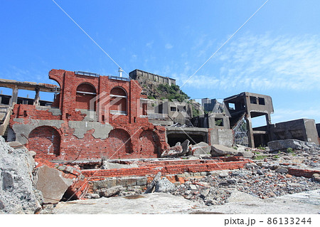 【長崎県】晴天下の軍艦島の総合事務所（端島　産業革命遺産） 86133244