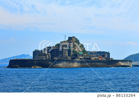 【長崎県】快晴下の軍艦島（端島　産業革命遺産） 86133264