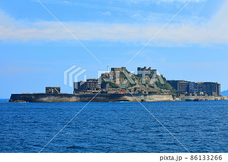 【長崎県】快晴下の軍艦島（端島　産業革命遺産） 86133266