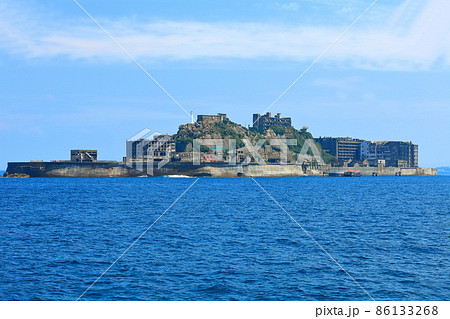 【長崎県】快晴下の軍艦島（端島　産業革命遺産） 86133268