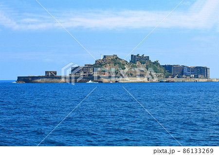 【長崎県】快晴下の軍艦島（端島　産業革命遺産） 86133269