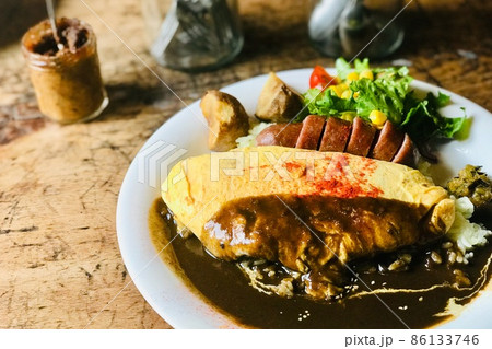 美味しそうなオムカレー 美味しそうなオムカレー 86133746