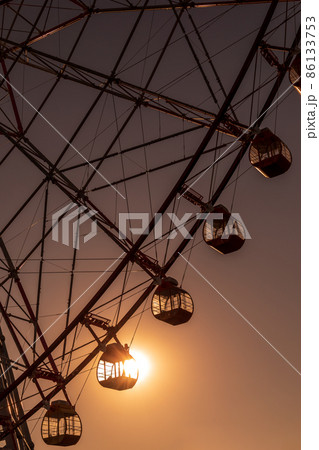 「東京都」夕日と観覧車 86133753