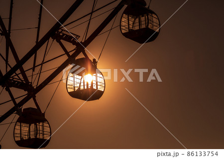 「東京都」夕日と観覧車 「東京都」夕日と観覧車 86133754