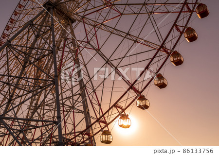 「東京都」夕日と観覧車 86133756