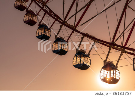 「東京都」夕日と観覧車 86133757