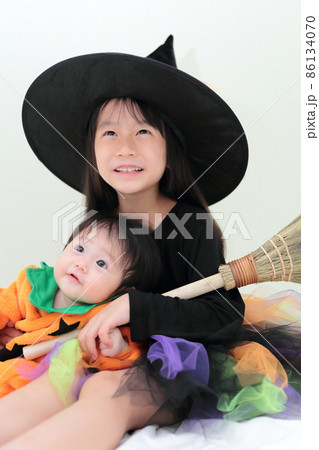 ハロウィンで仮装をする乳幼児の女の子姉妹 ハロウィンで仮装をする乳幼児の女の子姉妹 86134070
