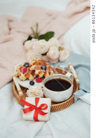 Romantic breakfast in bed 86134342