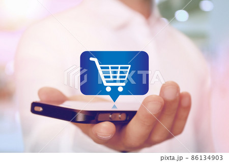 スマートフォンでオンラインショッピングのアイコン shopping app icon  86134903