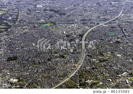 新座市上空から関越自動車道大泉ジャンクション方向を空撮 86135085