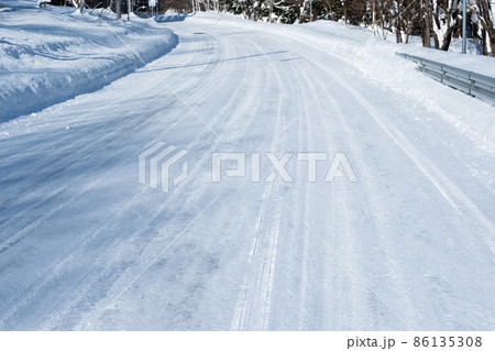 雪の積もった道路 86135308