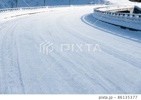 雪の積もった道路 雪の積もった道路 86135377