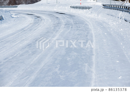 雪の積もった道路 86135378