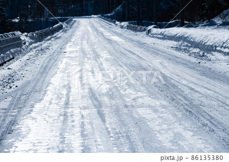 雪の積もった道路 86135380