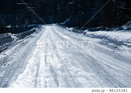 雪の積もった道路 86135381