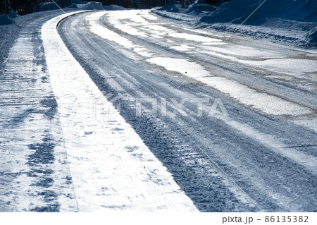 雪の積もった道路 86135382