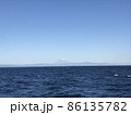 雲一つない平穏な海 86135782