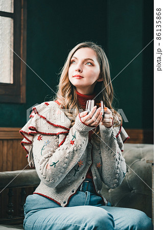 冬のおうち時間イメージ ロシア人女性の写真素材