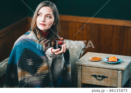 冬のおうち時間イメージ_ロシア人女性 86135875