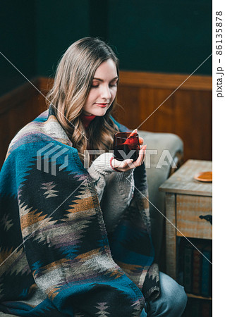 冬のおうち時間イメージ_ロシア人女性 86135878