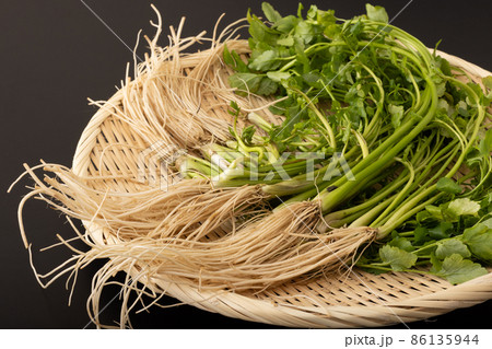 《秋田県・湯沢市産》三関セリ 86135944