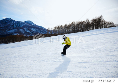 スノーボードをする小学生男子 スノーボードをする小学生男子 86136017