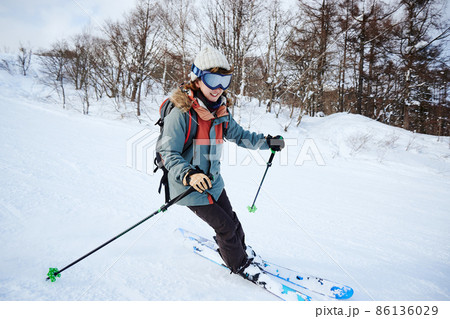 スキーをするお母さん 86136029