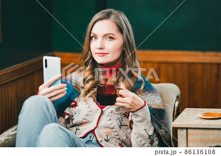 スマホを見るロシア人女性_冬 スマホを見るロシア人女性_冬 86136108