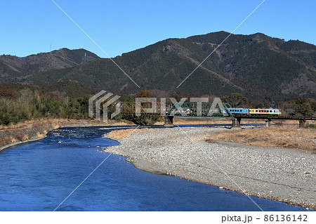根尾川を渡る樽見鉄道 86136142