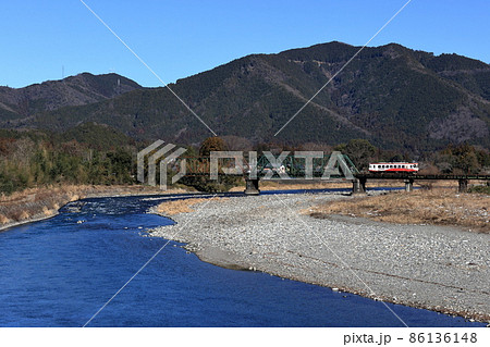 根尾川を渡る樽見鉄道 86136148