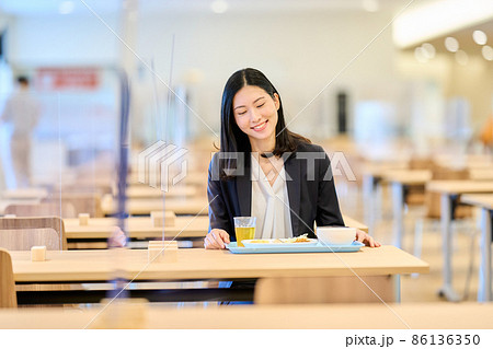 社員食堂でランチを運ぶOL 撮影協力「LINK FOREST」 86136350