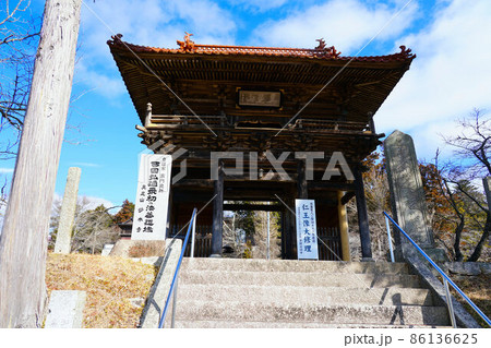 西身延妙本寺の仁王門2 岡山県加賀郡吉備中央町 西身延妙本寺の仁王門2 岡山県加賀郡吉備中央町 86136625