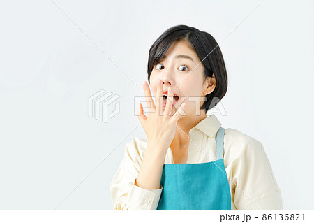 エプロン姿の若い主婦(白バック) エプロン姿の若い主婦(白バック) 86136821
