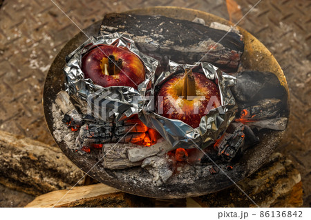 焼きりんご　Apple baked in the oven  86136842