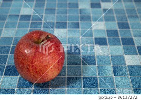 りんご（1個_横写真_青タイル敷き） 86137272