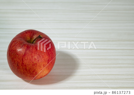 りんご(1個_横写真_白木目敷き) りんご(1個_横写真_白木目敷き) 86137273