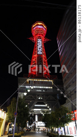 新型コロナウイルス・オミクロン株の感染拡大で、非常事態を呼び掛けるため赤くライトアップされた通天閣 新型コロナウイルス・オミクロン株の感染拡大で、非常事態を呼び掛けるため赤くライトアップされた通天閣 86138175