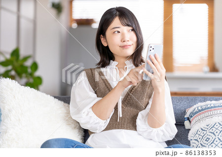 スマホを操作する若い女性 86138353