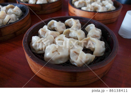 中国の街のお店の手作り蒸し餃子 86138411