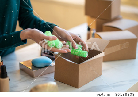Close up picture of females hands holding curlers Close up picture of females hands holding curlers 86138808
