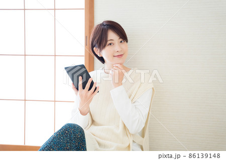 自宅で電子書籍を読む女性 86139148