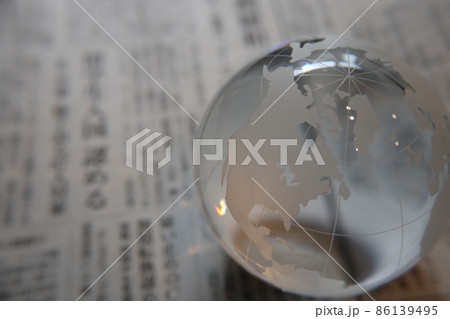 ガラスの地球儀と新聞 グローバルなニュースや時事問題 イメージ ガラスの地球儀と新聞 グローバルなニュースや時事問題 イメージ 86139495